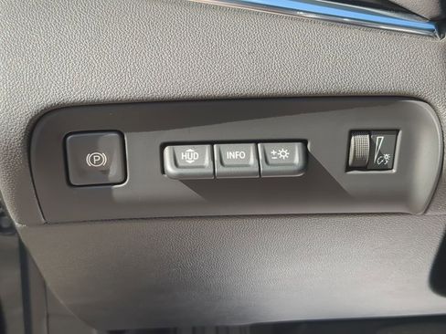 Used 2023 Buick Enclave Avenir w/ Avenir Technology Package image 18