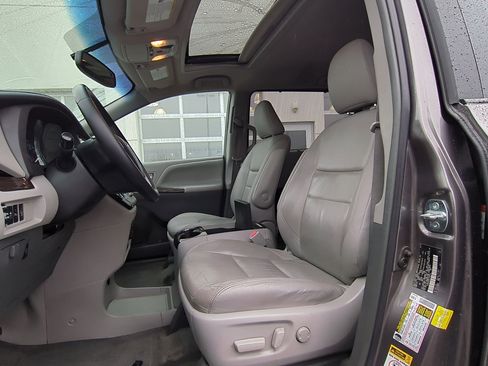 Used 2015 Toyota Sienna Limited image 28