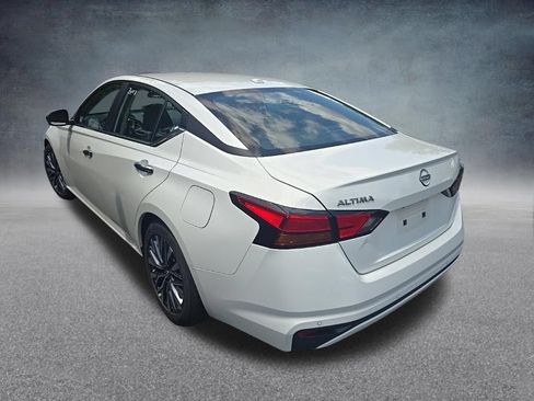 Used 2025 Nissan Altima 2.5 SV FWD image 4