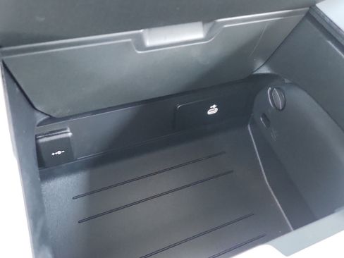 New 2025 Land Rover Defender 90 V8 image 30