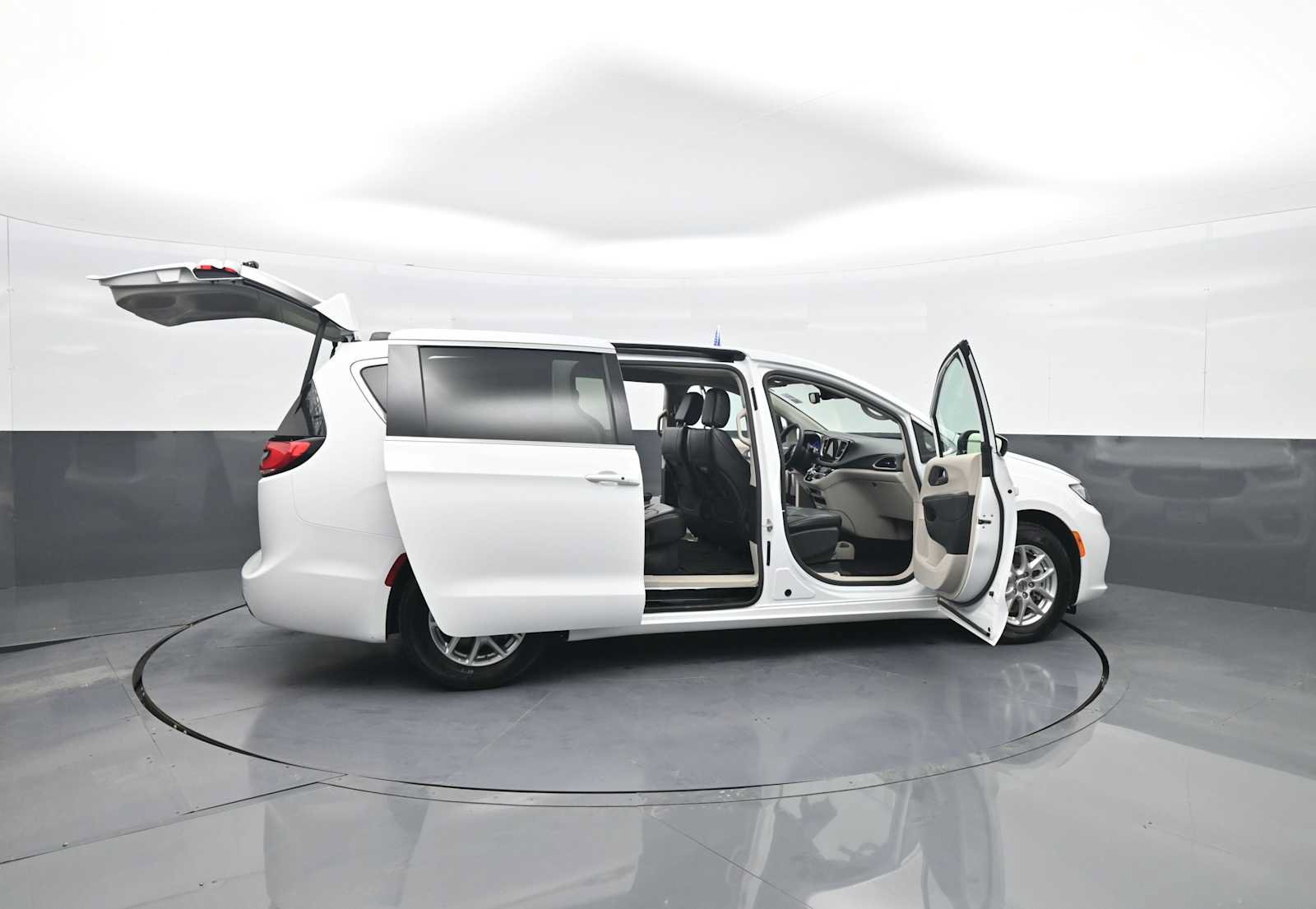 Used 2023 Chrysler Pacifica Touring-L FWD image 43