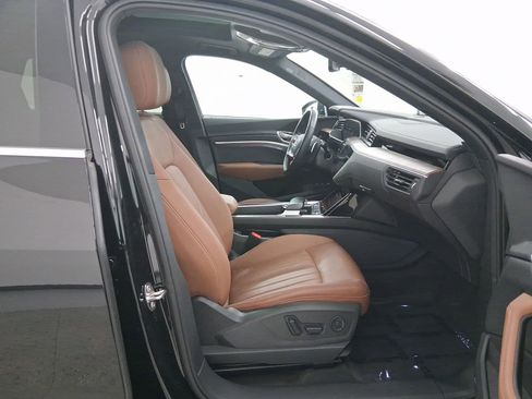 Used 2022 Audi e-tron Premium Plus w/ Premium Plus Package image 34