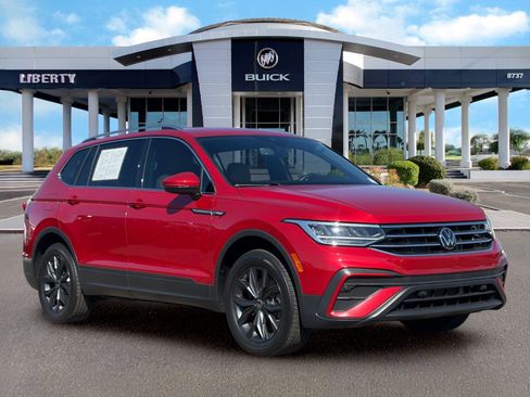 Used 2024 Volkswagen Tiguan SE FWD image 2