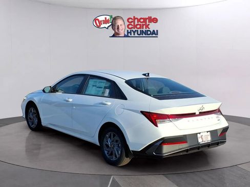 New 2026 Hyundai Elantra Hybrid FWD image 3