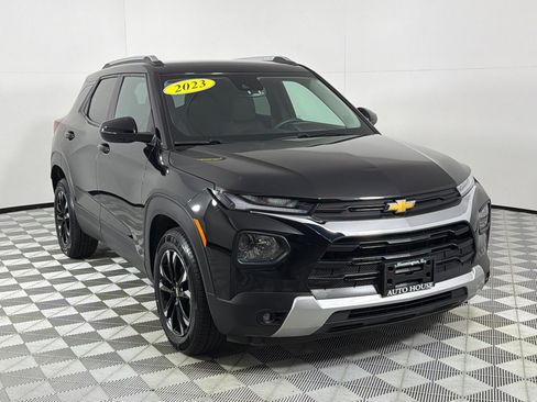 Used 2023 Chevrolet TrailBlazer LT w/ Convenience Package FWD image 3