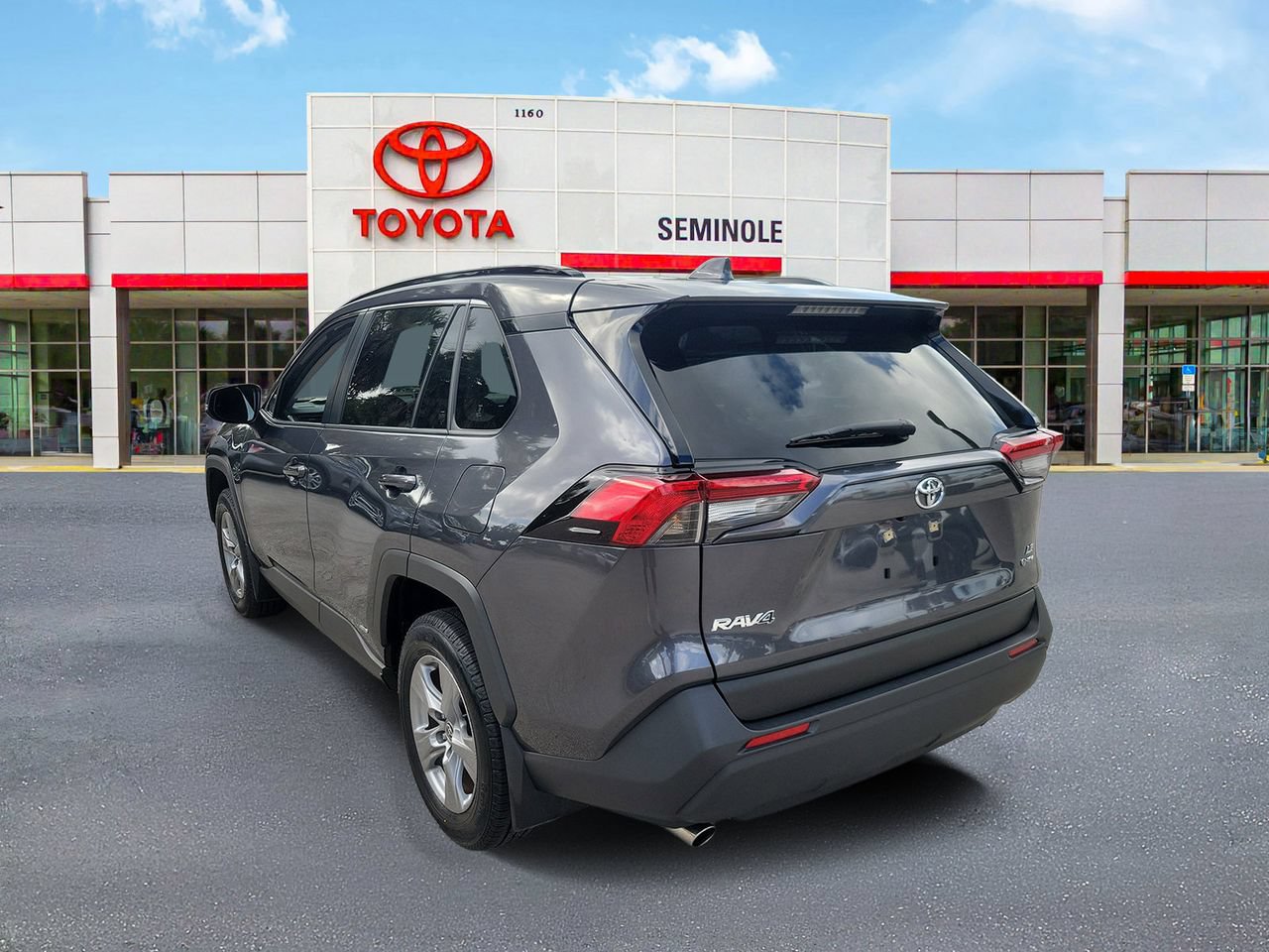 Used 2025 Toyota RAV4 LE AWD/4WD image 4