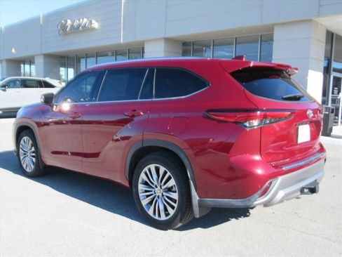 Used 2022 Toyota Highlander Platinum image 4