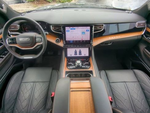 Used 2025 Jeep Grand Wagoneer Series III w/ Rear Seat Video Group 1 AWD/4WD image 18