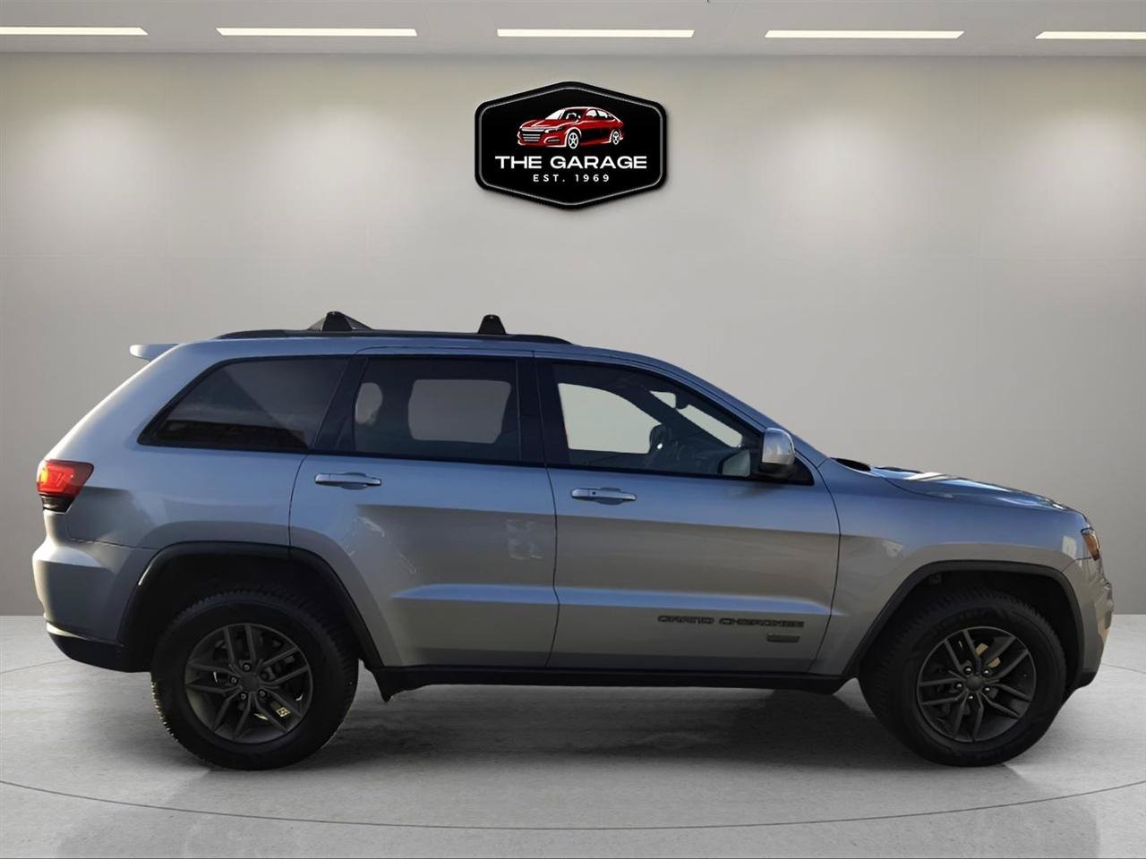 Used 2017 Jeep Grand Cherokee Laredo AWD/4WD image 7