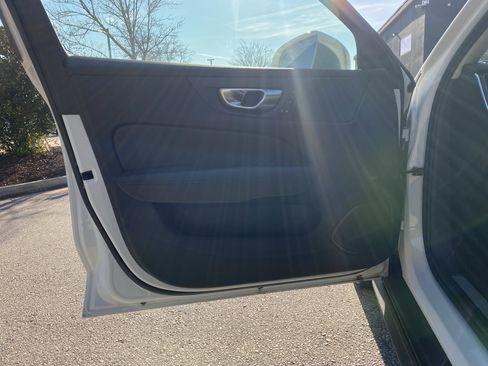 Used 2025 Volvo V60 B5 Cross Country Plus image 23