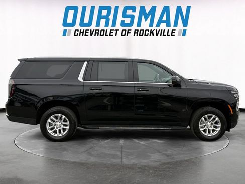 Used 2025 Chevrolet Suburban LT w/ Comfort Package image 7