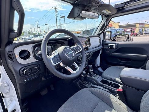 Used 2025 Jeep Wrangler Unlimited Sahara w/ Safety Group AWD/4WD image 12