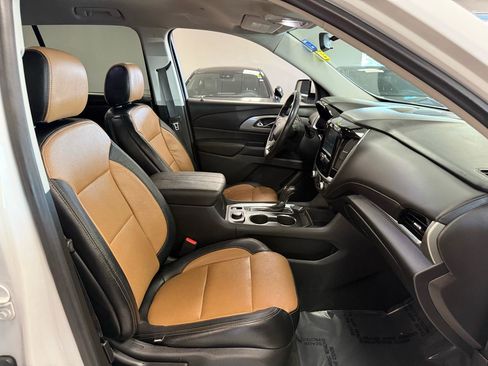 Used 2018 Chevrolet Traverse LT image 16