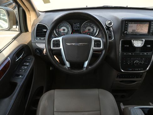 Used 2012 Chrysler Town & Country Touring-L w/ Entertainment Group #2 FWD image 9