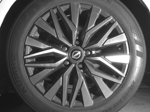 Used 2025 Nissan Altima 2.5 SV FWD image 14