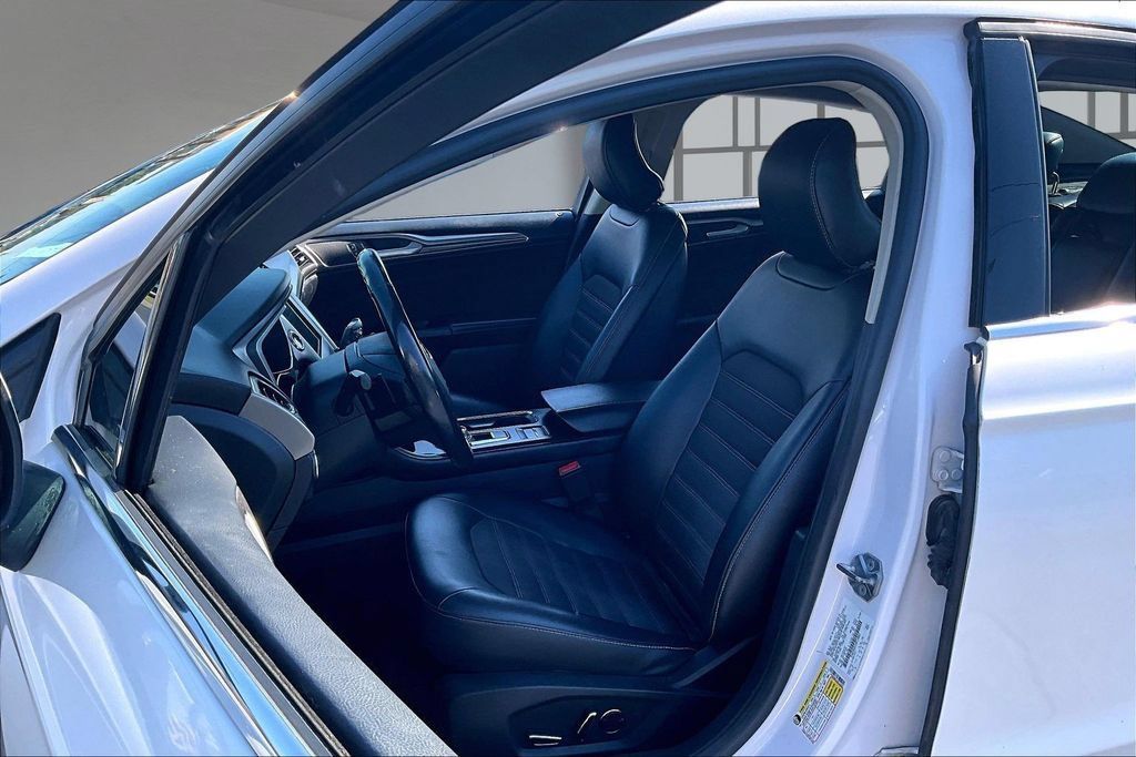 Used 2017 Ford Fusion SE w/ Equipment Group 201A FWD image 24