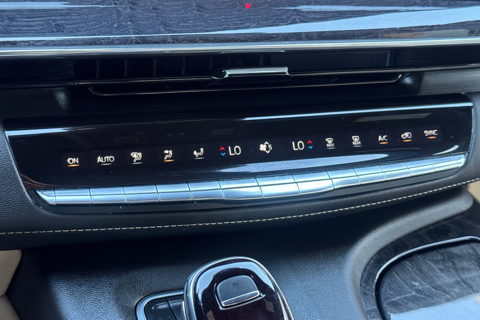 Certified 2023 Cadillac Escalade Premium Luxury AWD/4WD image 29