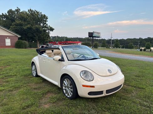 Used 2010 Volkswagen Beetle Convertible FWD image 3