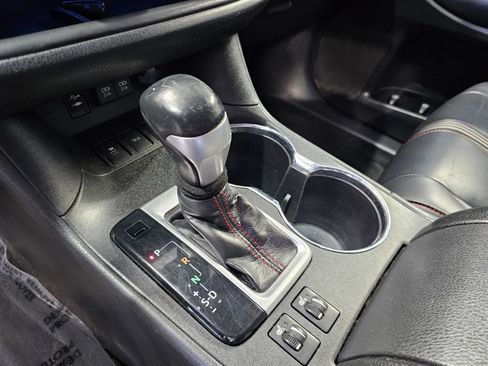 Used 2019 Toyota Highlander SE w/ Carpet Mat Package (TMS) FWD image 20