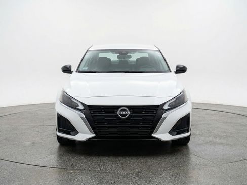 Used 2025 Nissan Altima 2.5 SV FWD image 2