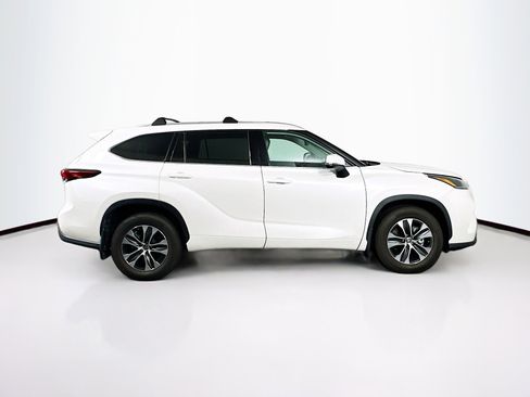 Used 2021 Toyota Highlander XLE AWD/4WD image 10