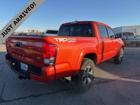 Used 2016 Toyota Tacoma TRD Sport image 5