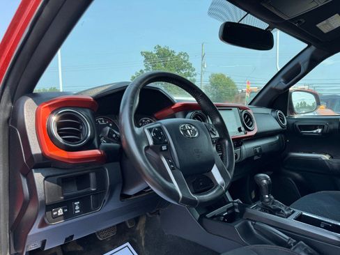 Used 2016 Toyota Tacoma SR5 AWD/4WD image 14