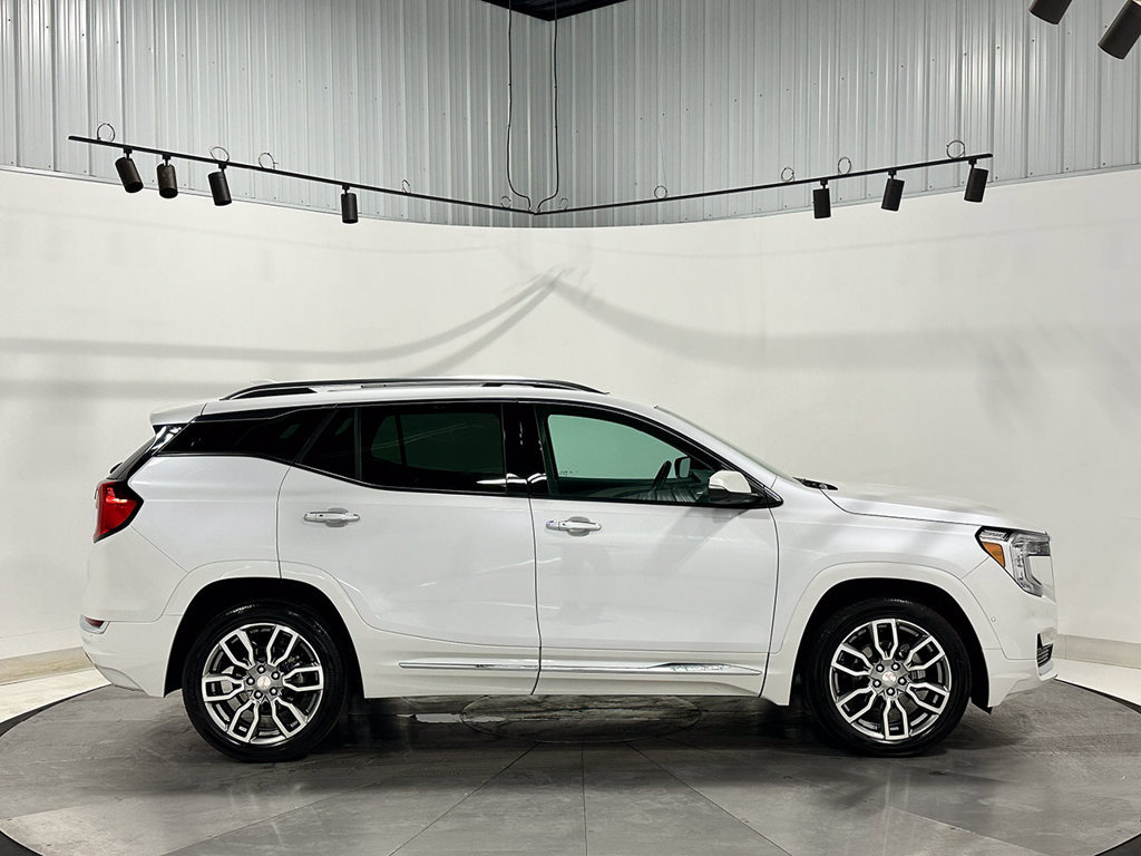 Used 2024 GMC Terrain Denali w/ Denali Premium Package AWD/4WD image 10