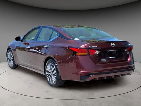Used 2024 Nissan Altima 2.5 SV FWD image 3