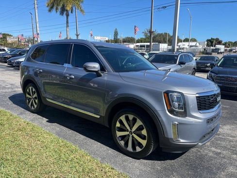 Used 2022 Kia Telluride EX w/ EX Premium Package FWD image 5