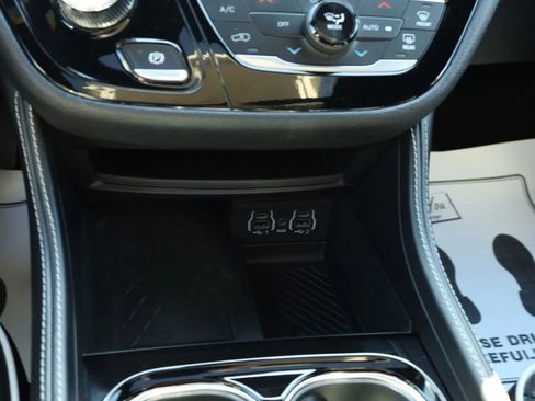 Used 2025 Chrysler Pacifica Limited FWD image 25