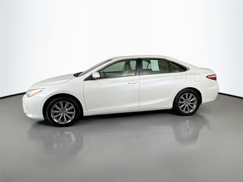 Used 2016 Toyota Camry LE image 3