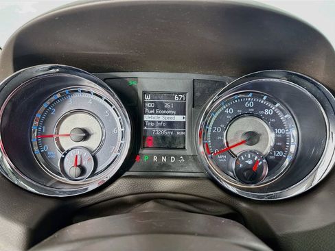 Used 2014 Chrysler Town & Country Touring FWD image 17