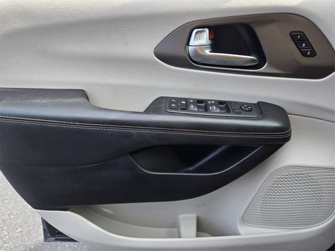 Used 2020 Chrysler Pacifica Touring-L image 35