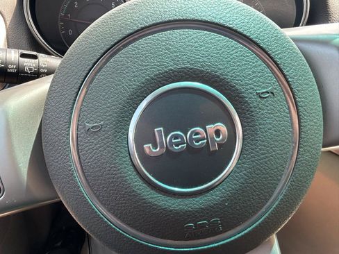 Used 2011 Jeep Grand Cherokee Laredo AWD/4WD image 20