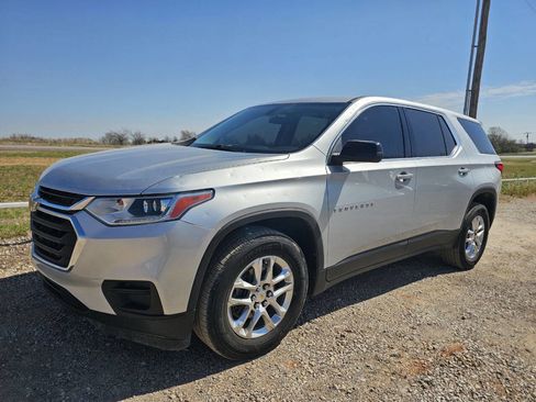 Used 2021 Chevrolet Traverse LS image 1