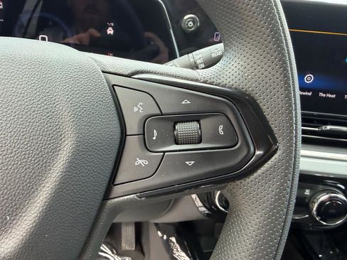 Used 2025 Chevrolet Trax LT FWD image 27