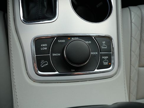 Used 2019 Jeep Grand Cherokee Summit AWD/4WD image 30