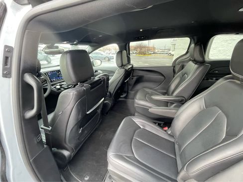 Used 2023 Chrysler Pacifica Touring-L w/ Uconnect Theater Family Group image 23