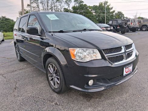 Used 2017 Dodge Grand Caravan SXT FWD image 3