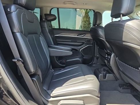 Used 2022 Jeep Grand Cherokee L Limited w/ Black Appearance Package AWD/4WD image 8