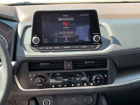 Used 2023 Nissan Rogue SV w/ SV Premium B Package image 22