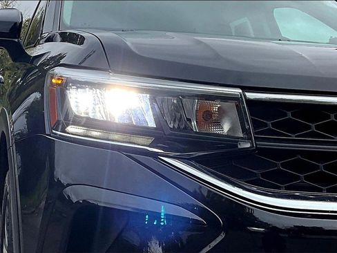 Used 2024 Volkswagen Taos SE image 29