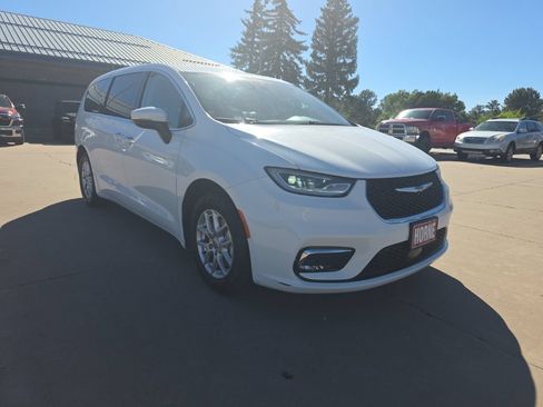 Used 2023 Chrysler Pacifica Touring-L FWD image 1