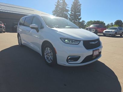 Used 2023 Chrysler Pacifica Touring-L