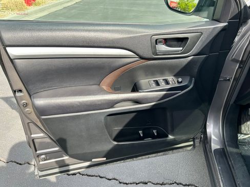 Used 2016 Toyota Highlander XLE image 9