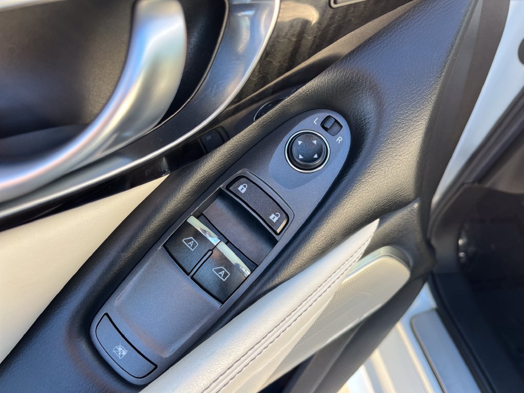 Used 2017 INFINITI Q60 3.0t w/ Premium Plus Package 3.0T RWD image 19