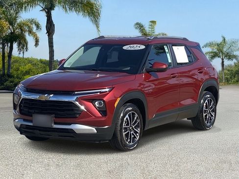 Used 2025 Chevrolet TrailBlazer LT FWD image 2