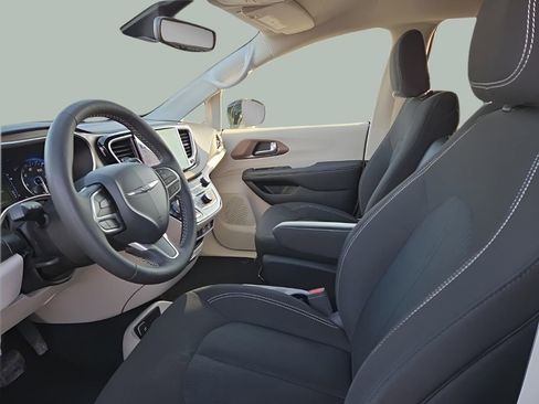 Used 2024 Chrysler Voyager LX image 13