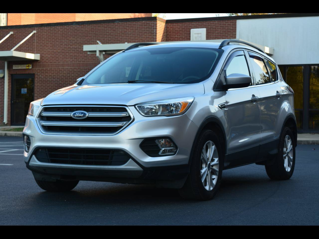 Used 2018 Ford Escape SE FWD image 1